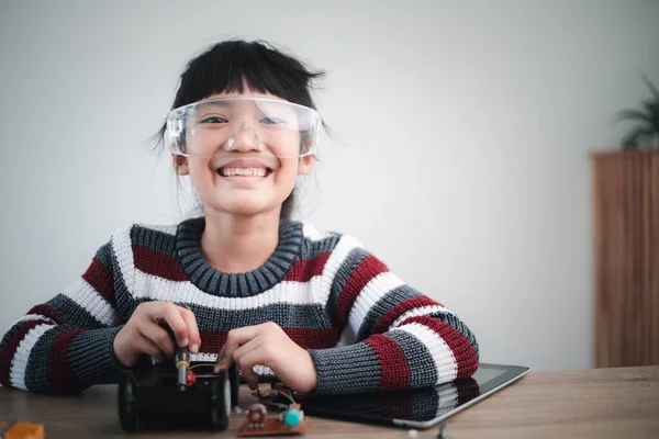 Estudantes Ásia Aprendem Casa Codificação Carros Robôs Cabos Eletrônicos Stem — Fotografia de Stock