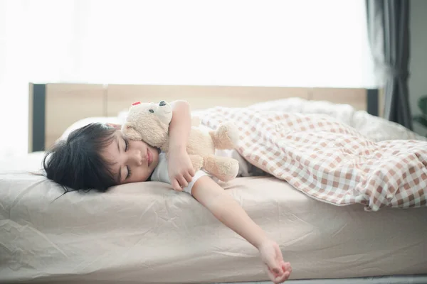 Child Little Girl Sleeps Bed Toy Teddy Bear — Stock Photo, Image