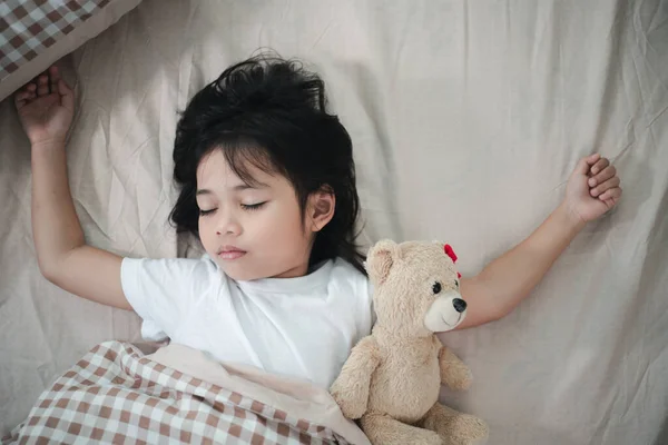 Дитяча Дівчинка Спить Ліжку Іграшковим Плюшевим Ведмедем — стокове фото