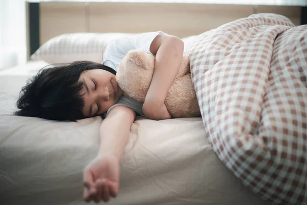 Gadis Kecil Tidur Tempat Tidur Dengan Boneka Beruang — Stok Foto