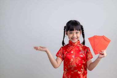 mutlu Çin yeni yılı. Asyalı küçük kızlar kırmızı zarf tutan gülümseyerek