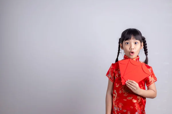新春快乐 微笑亚洲小女孩拿红包 — 图库照片