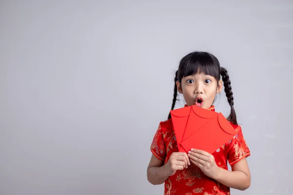 新春快乐 微笑亚洲小女孩拿红包 — 图库照片
