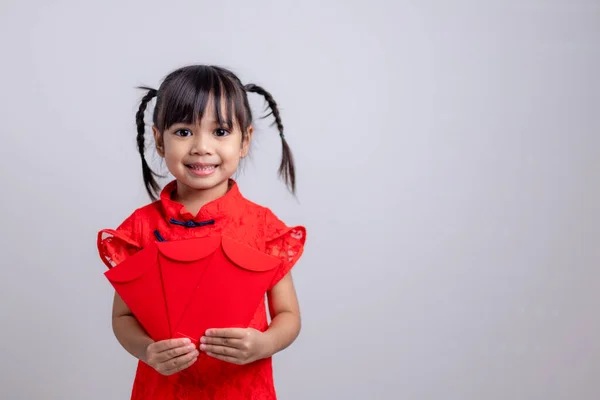 Щасливий Китайський Новий Рік Усміхнені Азіатські Маленькі Дівчата Тримають Червоний — стокове фото