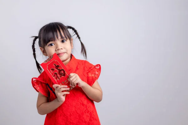 Щасливий Китайський Новий Рік Усміхнені Азіатські Маленькі Дівчата Тримають Червоний — стокове фото