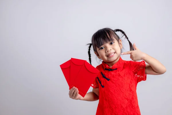 Menina Asiática Feliz Vestido Tradicional Chinês Sorrindo Segurando Envelope Vermelho — Fotografia de Stock
