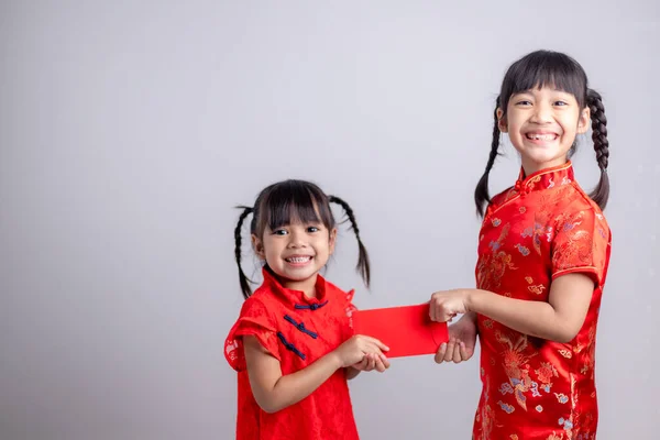 Happy Asian Little Girl Received Red Envelope Chinese New Year — 图库照片