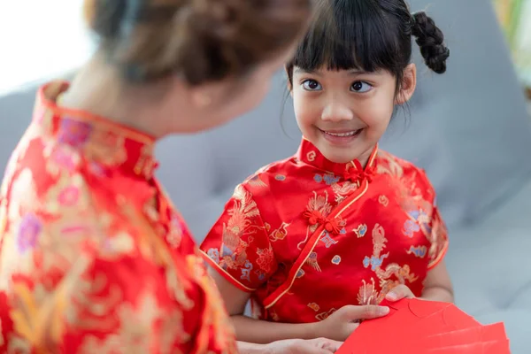 Happy Asian Little Girl Received Red Envelope Mother Chinese New — 图库照片