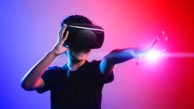 Sanal gerçeklik gözlüklü mutlu kız. Gelişmiş gerçeklik, bilim, gelecekteki teknoloji konsepti. Video kayıt cihazı. Sanal projeksiyonlu fütüristik 3D gözlükler. Neon ışığı.