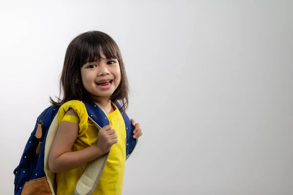 亚洲少女在接种或注射疫苗 儿童免疫 鱼体三角洲疫苗概念后 用黄色绷带展示她的手臂 — 图库照片