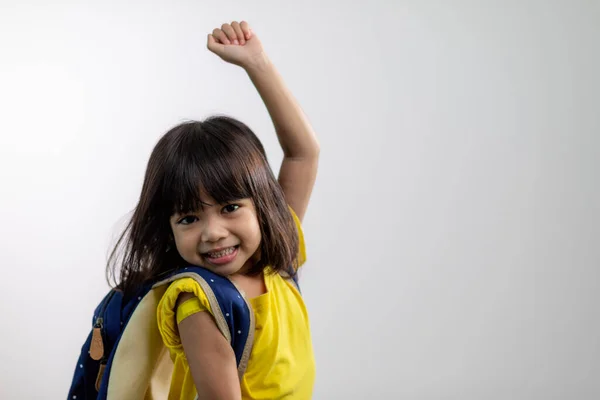 亚洲少女在接种或注射疫苗 儿童免疫 鱼体三角洲疫苗概念后 用黄色绷带展示她的手臂 — 图库照片