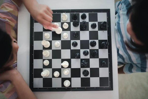 Kleines Geschwistermädchen Spielt Hause Schach — Stockfoto