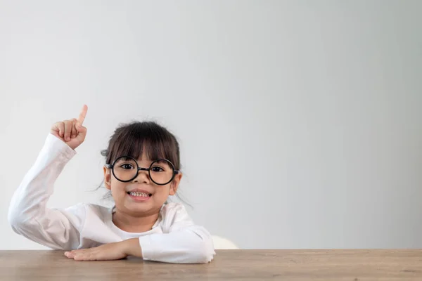 Criança Menina Bonito Óculos Isolados Conceito Educação Escola Visão — Fotografia de Stock
