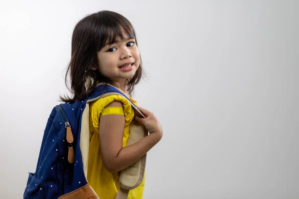 Azjatycka Młoda Dziewczyna Żółtym Bandażem Szczepieniu Lub Szczepieniu Uodparnianie Dzieci — Zdjęcie stockowe
