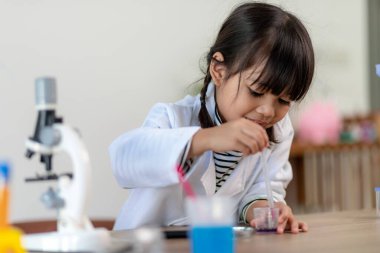 Eğitim, bilim, kimya ve çocuk kavramı - çocuklar ya da tüp bebek yapma deney okul laboratuarında öğrencilere