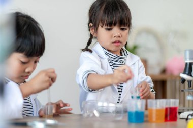 Eğitim, bilim, kimya ve çocuk kavramı - çocuklar ya da tüp bebek yapma deney okul laboratuarında öğrencilere