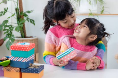 Noel hediyeli mutlu bir aile