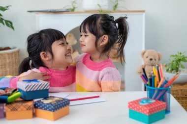 Noel hediyeli mutlu bir aile