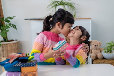 Noel hediyeli mutlu bir aile