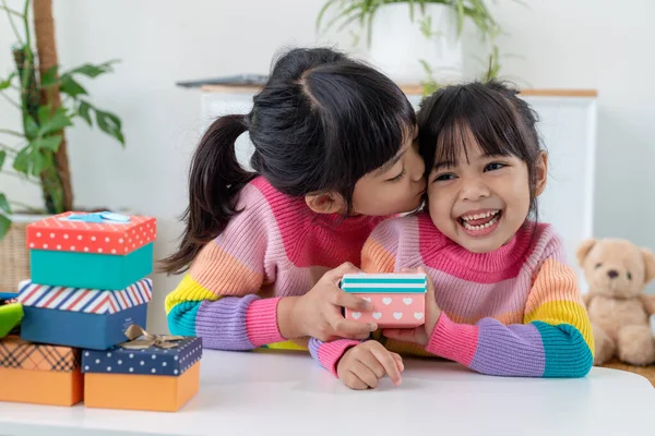 Noel hediyeli mutlu bir aile