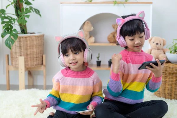 Μικρά Κορίτσια Που Ακούνε Μουσική Ακουστικά Χαρούμενα Μαζί — Φωτογραφία Αρχείου