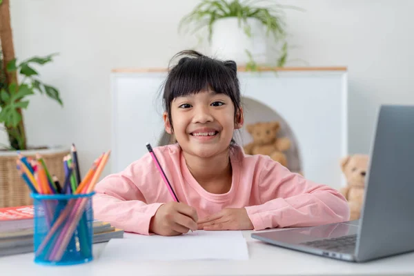 Chica Asiática Que Utiliza Ordenador Portátil Para Educación Casa Estudio — Foto de Stock