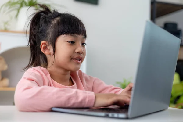 Chica Asiática Que Utiliza Ordenador Portátil Para Educación Casa Estudio — Foto de Stock