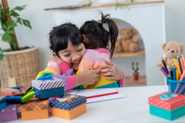 Noel hediyeli mutlu bir aile