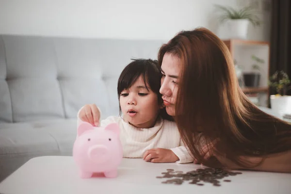 Mãe Filha Colocando Moedas Mealheiro Orçamento Familiar Conceito Poupança Conceito — Fotografia de Stock