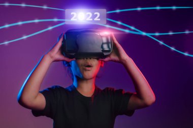 Metaverse ve Blockchain Teknoloji Konseptleri. VR gözlükleri, GameFi, 2022 ile metaevren dijital teknoloji oyun kontrolünün tadını çıkaran kişi