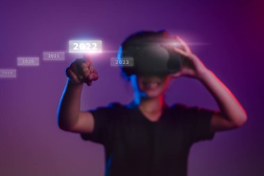 Metaverse ve Blockchain Teknoloji Konseptleri. VR gözlükleri, GameFi, 2022 ile metaevren dijital teknoloji oyun kontrolünün tadını çıkaran kişi
