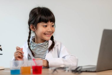 Eğitim, bilim, kimya ve çocuk kavramı - çocuklar ya da tüp bebek yapma deney okul laboratuarında öğrencilere