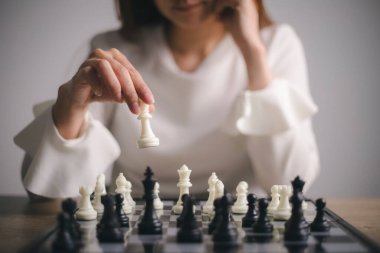 İş kadını satrançla oynar. İş stratejisi ve taktik kavramı. strateji, yönetim veya liderlik kavramı