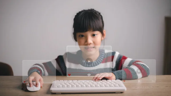 Asian Girls Use Mouse Keyboard Streaming Online Watching Video Internet — 스톡 사진