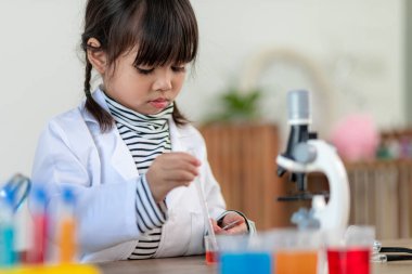 Eğitim, bilim, kimya ve çocuk kavramı - çocuklar ya da tüp bebek yapma deney okul laboratuarında öğrencilere