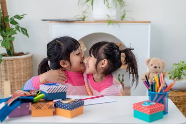 Noel hediyeli mutlu bir aile