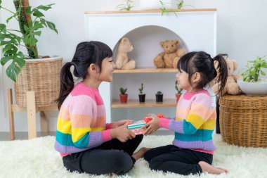 Noel hediyeli mutlu bir aile