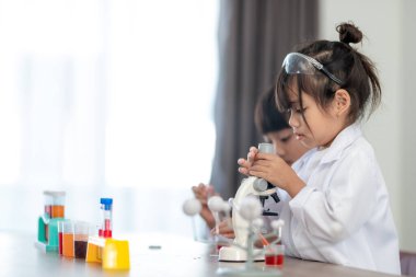Eğitim, bilim, kimya ve çocuk kavramı - çocuklar ya da tüp bebek yapma deney okul laboratuarında öğrencilere