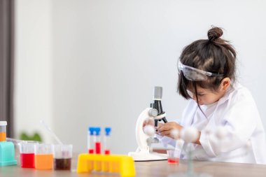 Eğitim, bilim, kimya ve çocuk kavramı - çocuklar ya da tüp bebek yapma deney okul laboratuarında öğrencilere