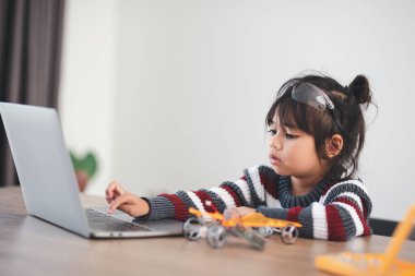 Evde robot araba yapan yaratıcı bir çocuk.