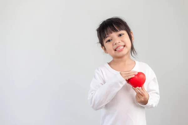 Das Kleine Mädchen Weißen Hemd Hält Ein Rotes Herz Auf — Stockfoto