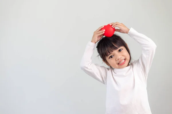 Menina Uma Camisa Branca Segurando Coração Vermelho Fundo Branco Cartões — Fotografia de Stock