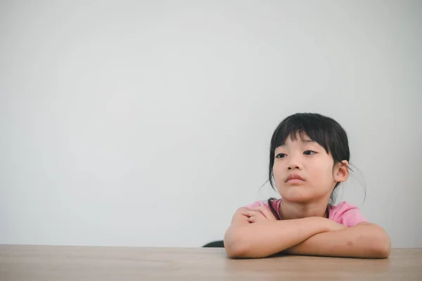 Азіатська Дитина Відпочиває Щоки Кулаках Примхливим Обличчям — стокове фото