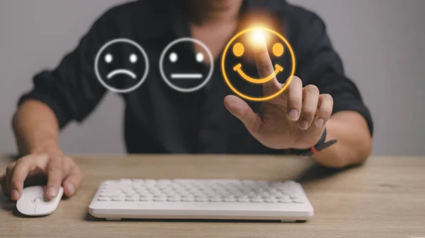 Biznesmen Wciskający Emotikon Uśmiechniętej Twarzy Wirtualnym Ekranie Dotykowym Koncepcja Oceny — Zdjęcie stockowe