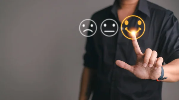 Επιχειρηματίας Πατώντας Smiley Φατσούλα Emoticon Στην Εικονική Οθόνη Αφής Έννοια — Φωτογραφία Αρχείου