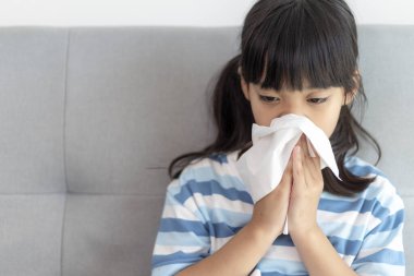 Sağlıksız bir çocuk burnu dokuya sümkürürken, burnunun aktığı ya da hapşırdığı için acı çeken bir çocuk mevsim değiştiğinde soğuk kapan bir kız, burnu peçeteyle silen bir çocuk.