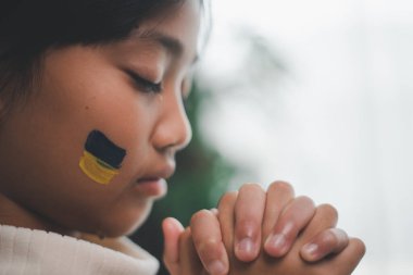 Ukrayna bayrağı taşıyan bir çocuk ağlıyor. Üzüntü, umut özlemi. Savaştan kalan çocukların gözyaşları. Sivillerin tahliyesi. Ukrayna 'ya Özgürlük