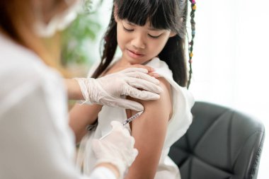 Başarılı bir covid-19 aşısı. Koronavirüse karşı bağışıklık kazanırken küçük tatlı bir kız.