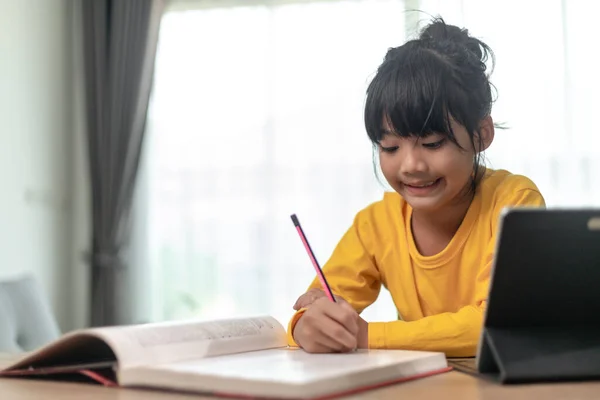 Asian Little Girl Taking Class Line Happy Homeschool Quarantine Coranavirus — Zdjęcie stockowe