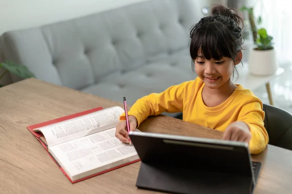 Asyalı Küçük Kız Internetten Ders Alıyor Evde Karantina Koranavirüs Salgını — Stok fotoğraf